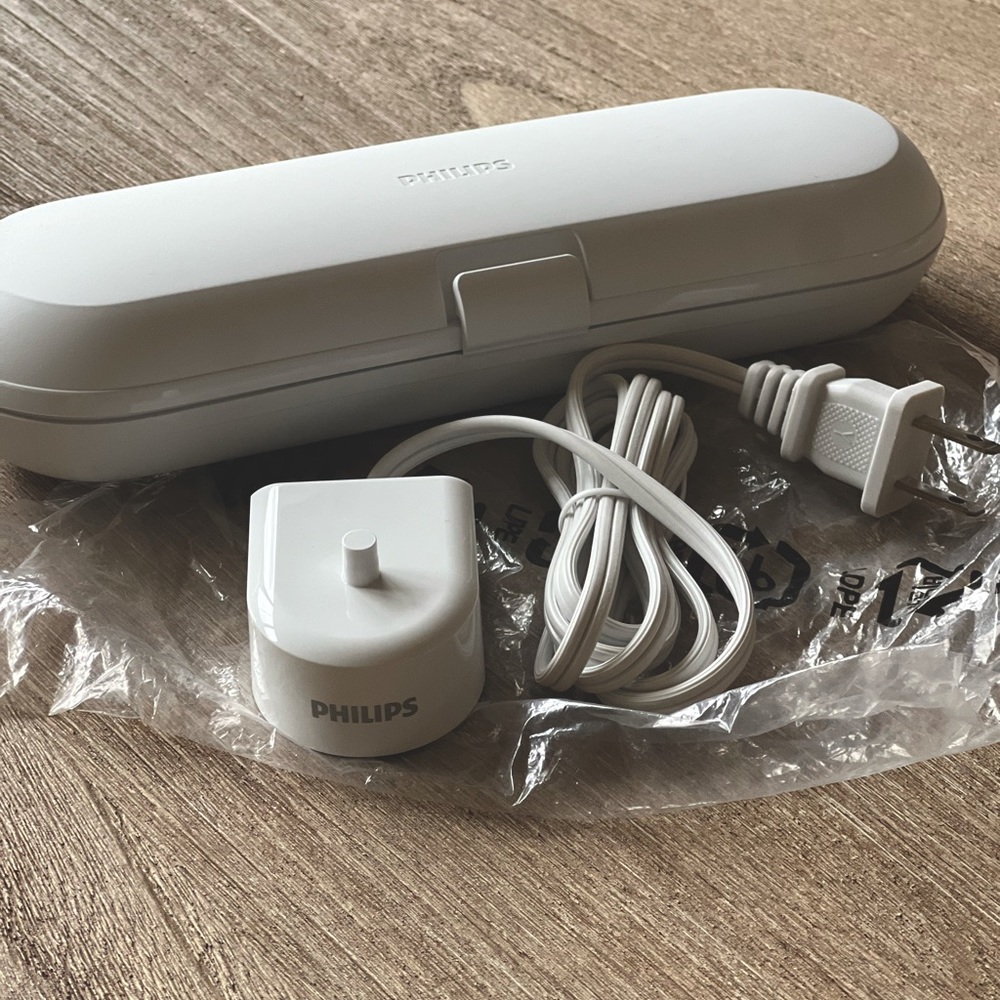 Phillips Sonicare Electric Toothbrush Charger HX6100 White New & Carrying Case